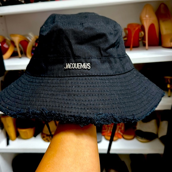 JACQUEMUS
Black Les Classiques 'Le bob Artichaut' Bucket Hat - Picture 1 of 7